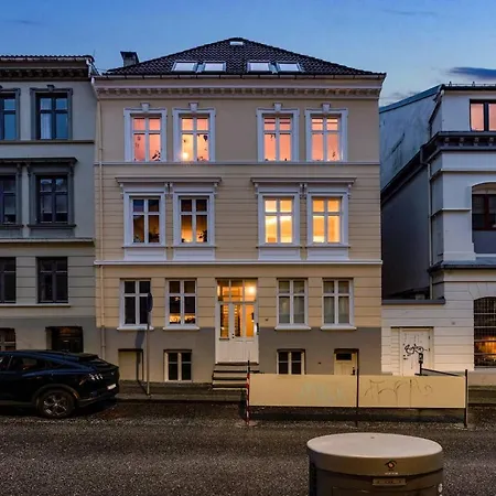 Square Apartment *